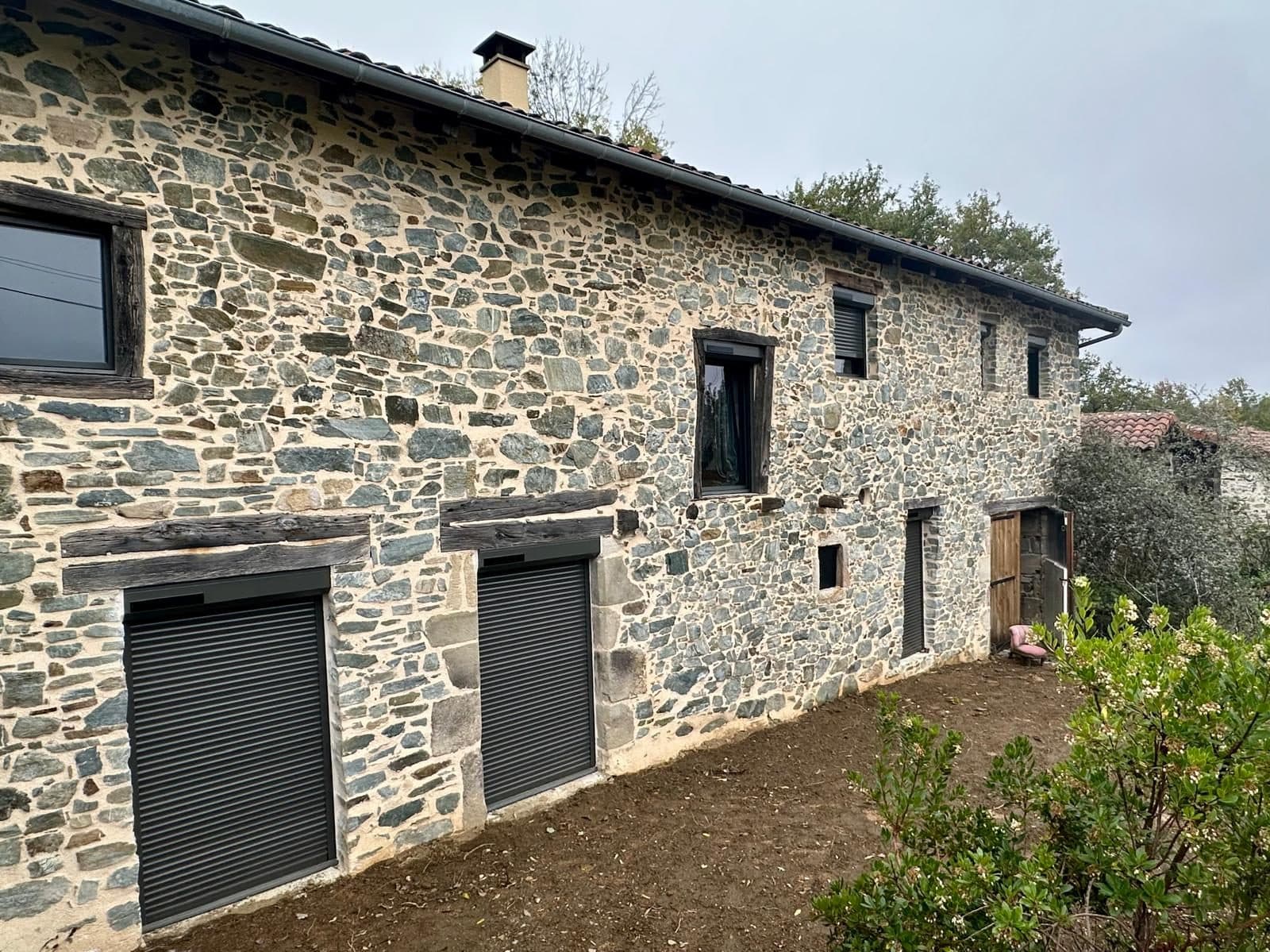 Maison en pierre équipée de volets roulants solaires à Figeac