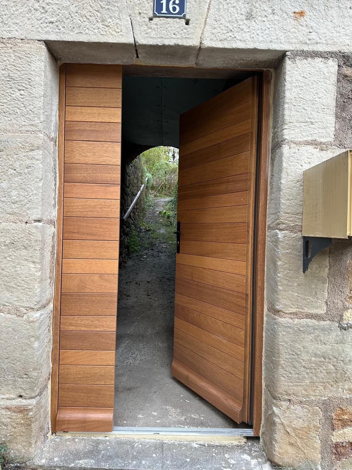 Porte d’entrée bois à Figeac