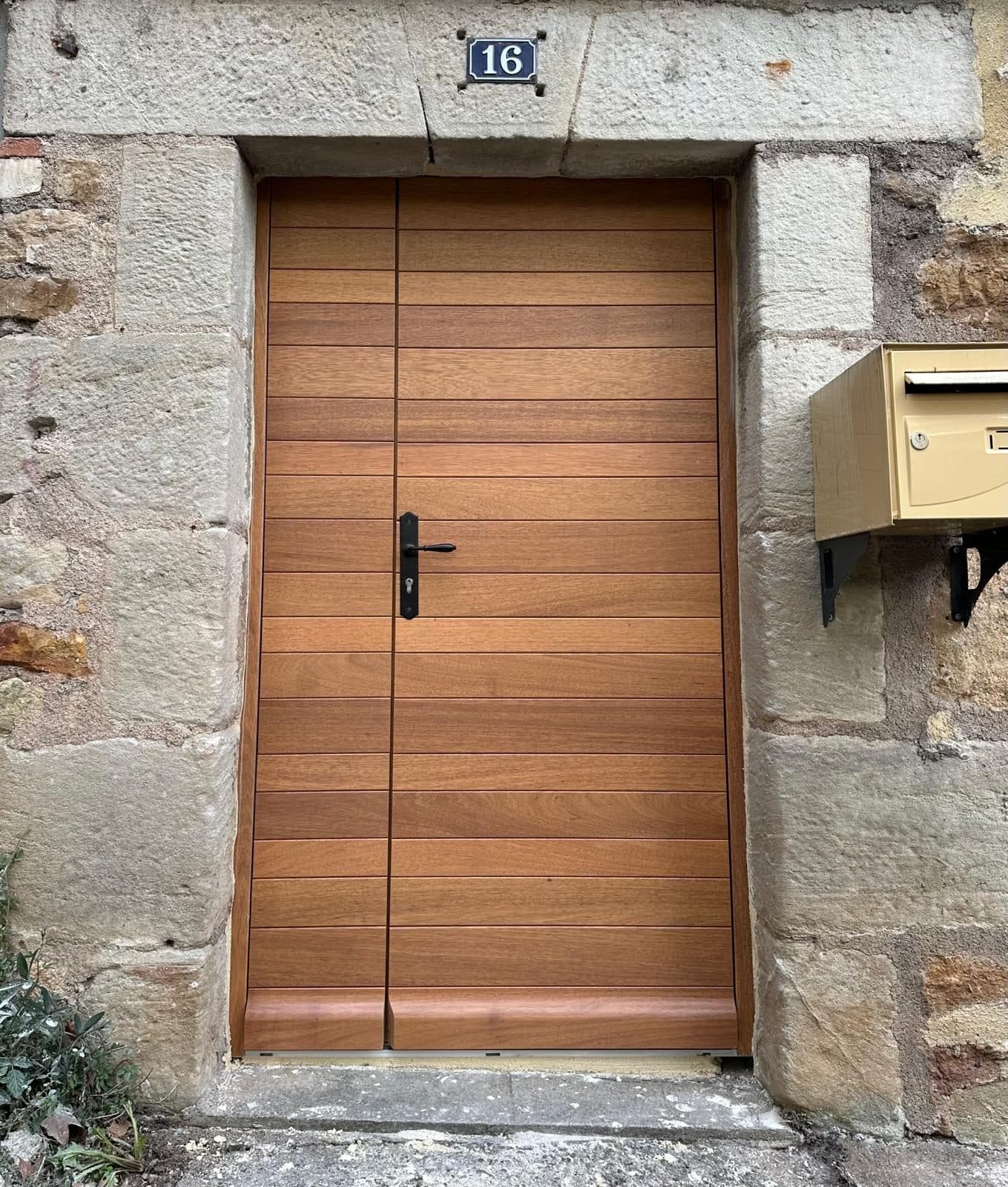 Porte d’entrée pour maison en pierre