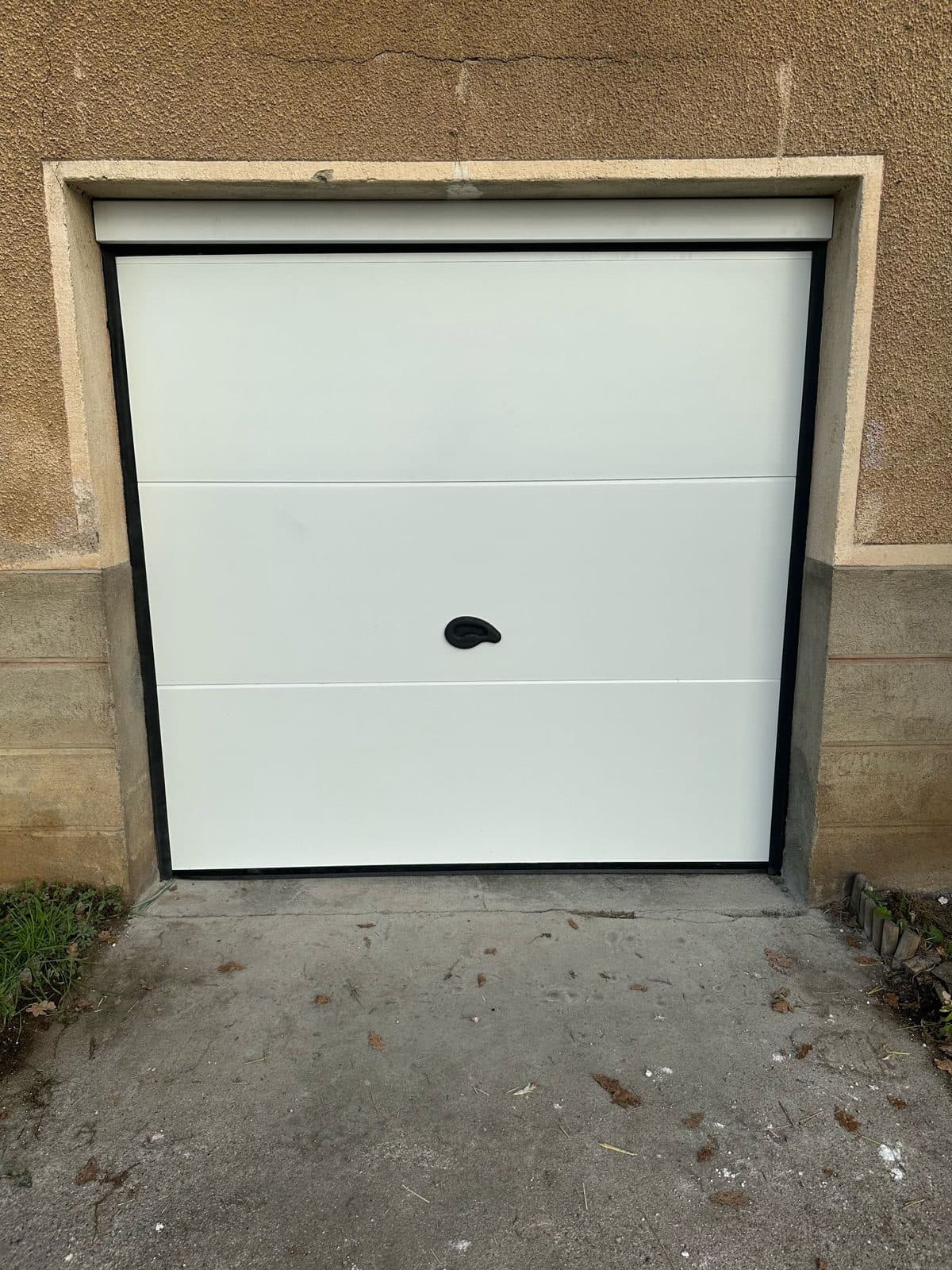 Porte de garage sectionnelle posée par AM Fermetures à Bagnac-sur-Célé