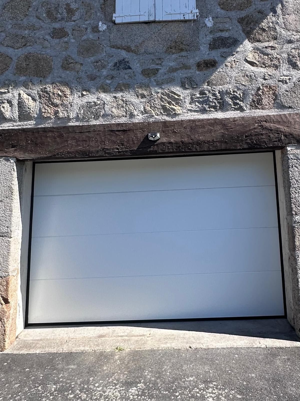 Porte de garage isolée à Figeac