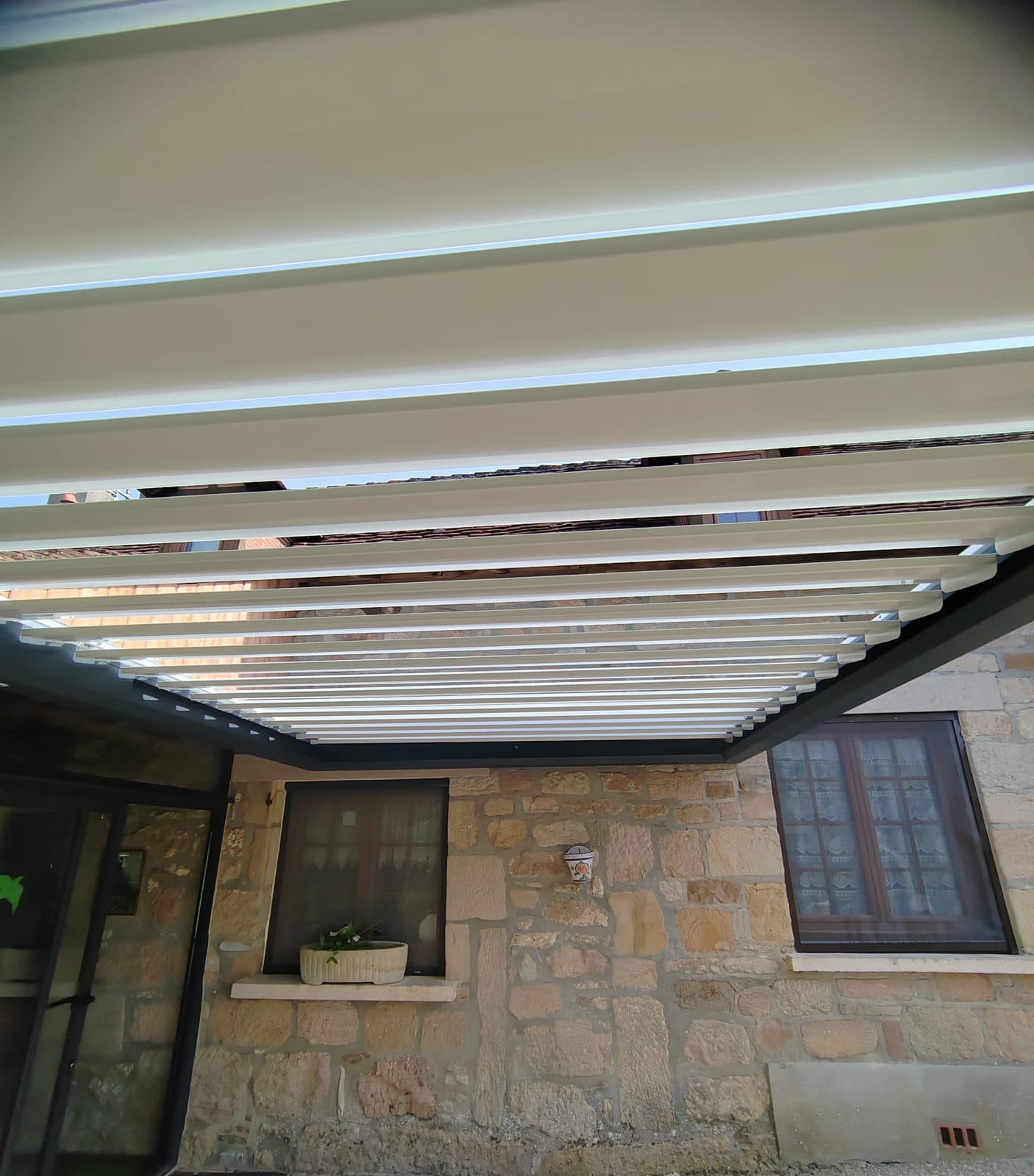 Pergola bioclimatique, lames orientables posée par AM Fermetures à Lacapelle-Marival