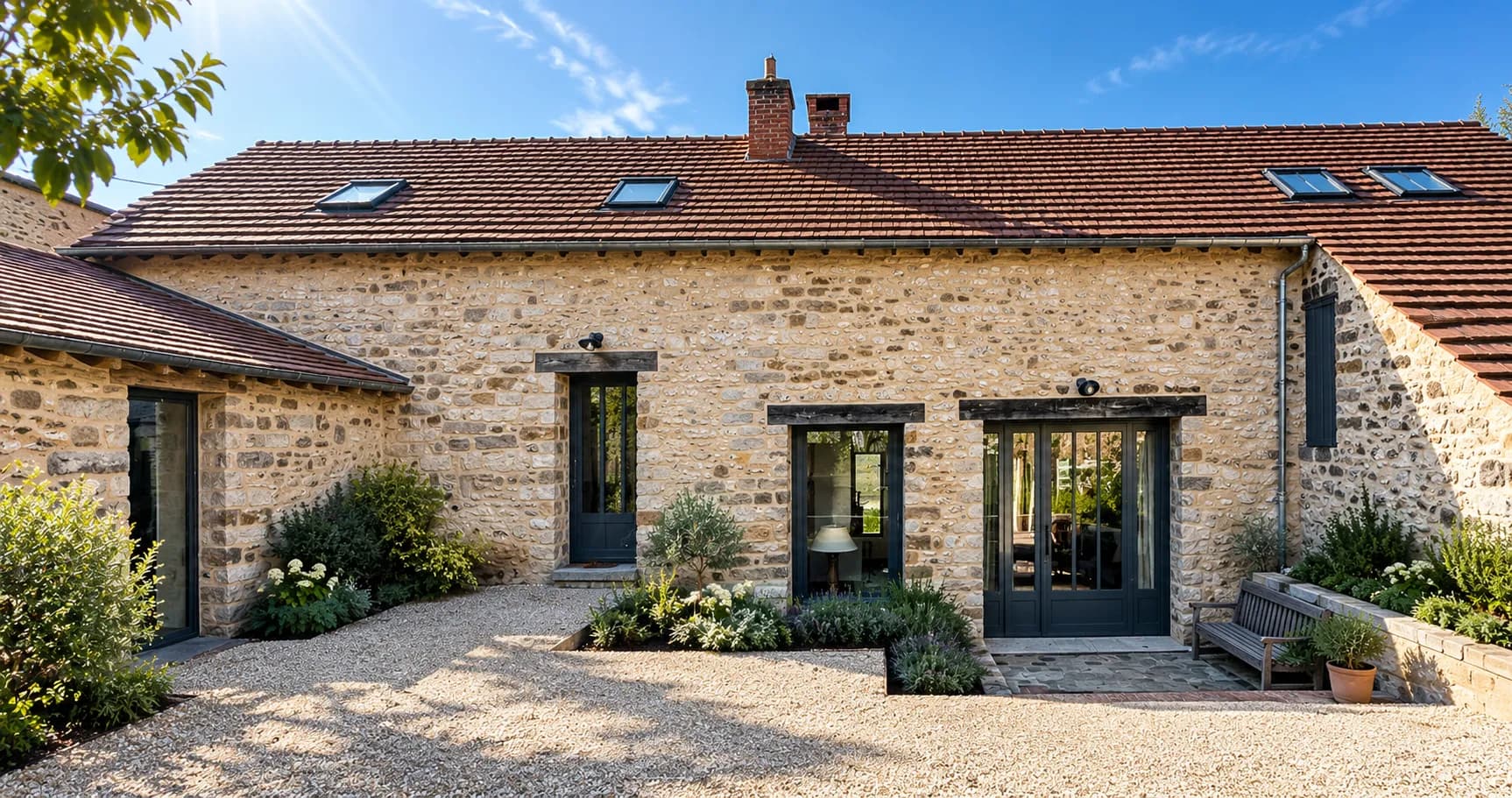 Maison en pierre du Lot avec menuiseries aluminium gris anthracite