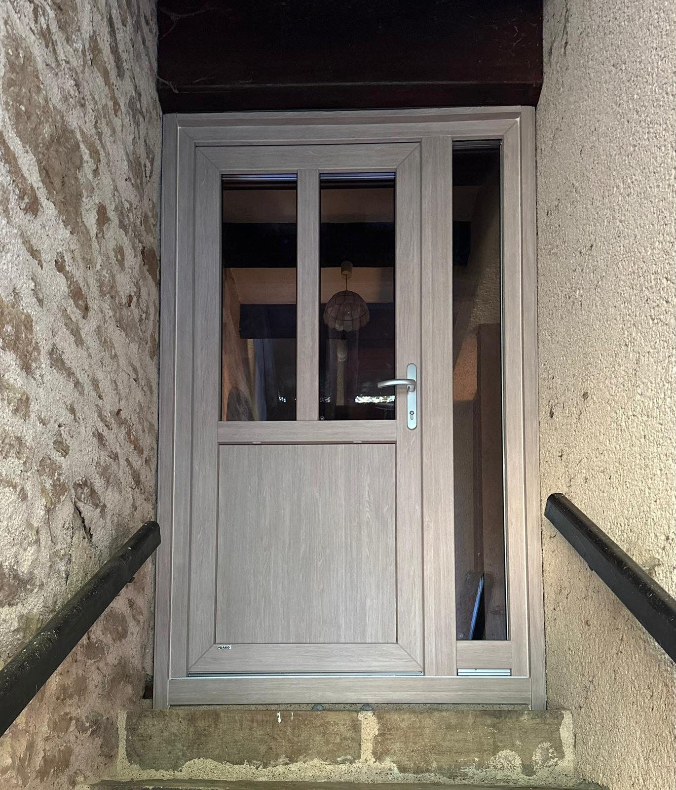 Installation d'une porte d'entrée à Figeac